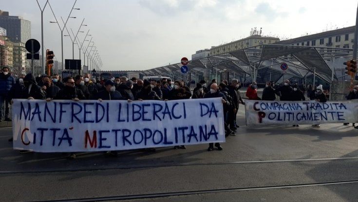 Napoli, i lavoratori Ctp in piazza: corteo e blocco stradale