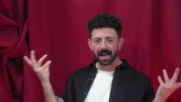 Rappa su Petrarca e imita i papi stranieri: intervista-show al comico social Pierluca Mariti