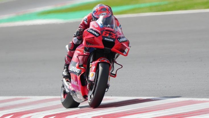 MotoGp, doppietta Ducati a Misano: Bagnaia in pole davanti a Miller, terzo Quartararo