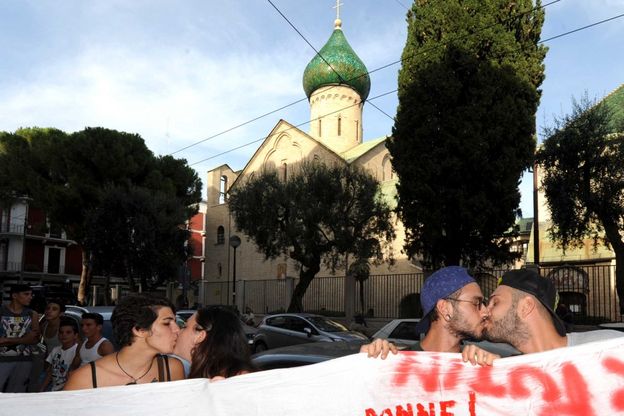 Chiesa russa, il Global Kiss-in<br />contro la legge antigay di Putin