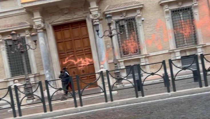 Senato imbrattato dagli attivisti di Ultima generazione: tre arresti e due denunce. Meloni: "Gesto oltraggioso"