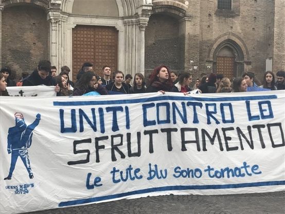 "Uniti contro lo sfruttamento". Bologna, studenti in corteo contro l'alternanza scuola-lavoro