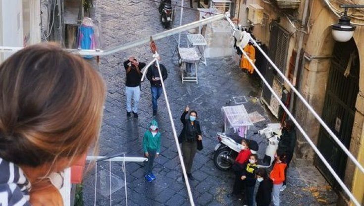 Napoli, “Così ho inventato la didattica dai balconi, perché la scuola è ovunque”