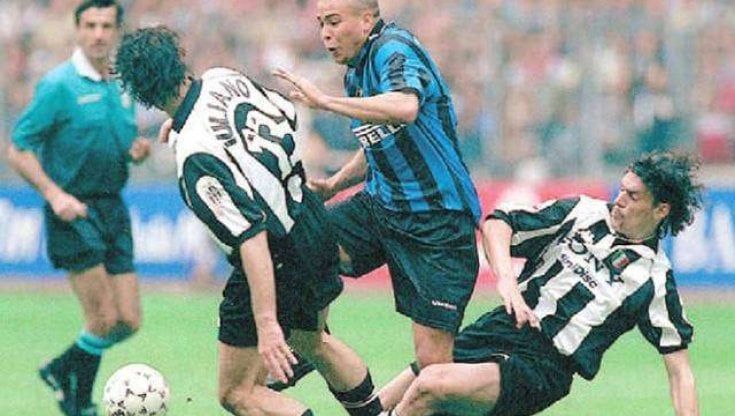 Ronaldo-Iuliano 25 anni dopo: nel giorno di Inter-Juve il presunto fallo fa ancora discutere 