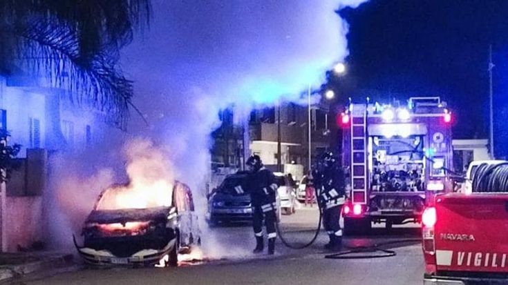 Accende una sigaretta, esplode l’auto su cui stava salendo: ventenne in prognosi riservata nel Salento