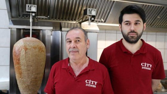 Germania, sindaco accoltellato. Parla il ristoratore turco che l'ha salvato : "Mangiava kebab, aggressore voleva ucciderlo"