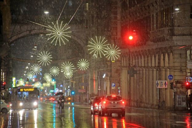 Genova, fiocchi di neve sullo shopping di Natale