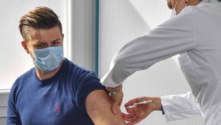 Covid, appello dell'ordine dei medici ai sanitari: "Prenotatevi per il vaccino o si bloccano glil overo 80" 