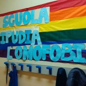 Casamarciano: rimosso striscione anti omofobia, il sindaco scrive al ministro Fedeli 
