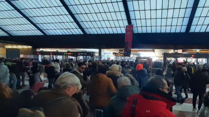 Firenze, suicida sui binari e l’Alta velocità va in tilt. Ritardi fino a notte fonda
