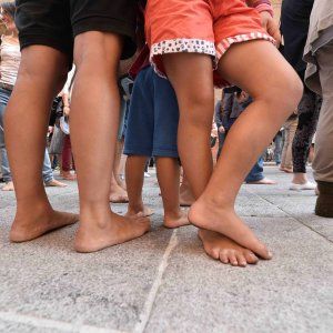 Migranti, da Nord a Sud via le scarpe per la "marcia degli scalzi"