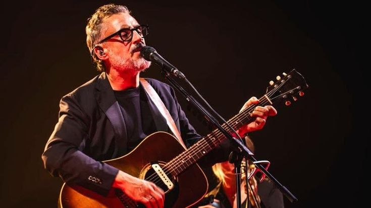 Brunori Sas in concerto a Milano: canzoni, monologhi e niente bis