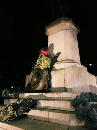 Sciarpe fucsia sui monumenti di Milano: il blitz di 'Non una di meno' per lanciare la manifestazione anti-Lega