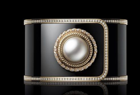 La collezione Mademoiselle Privé Bouton è un omaggio al bottone, simbolo caro a Gabrielle Chanel