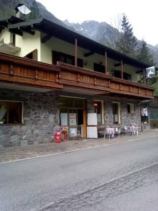 Bergamo, mogli in rivolta: chiude la locanda a luci rosse