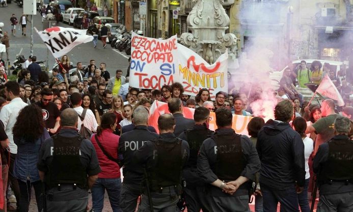 La protesta dei centri sociali contro i controlli dei carabinieri a "Mezzocannone occupato"