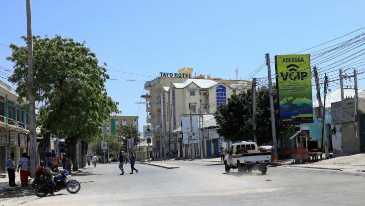 Somalia, kamikaze lancia il giubbotto esplosivo al momento dell'arresto