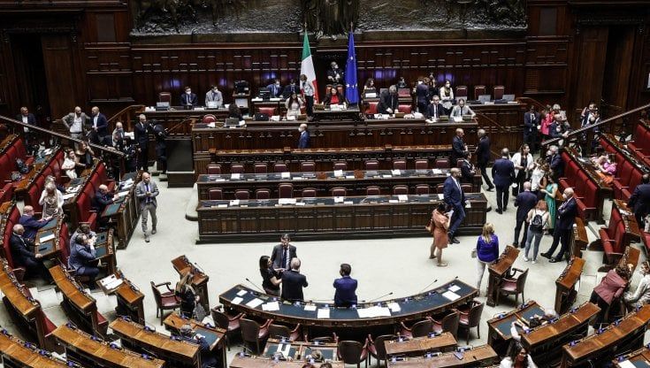 Decreto Aiuti: ok alla Camera, il M5S si astiene. Conte: "Non voto questione di coerenza". Berlusconi chiede verifica di maggioranza