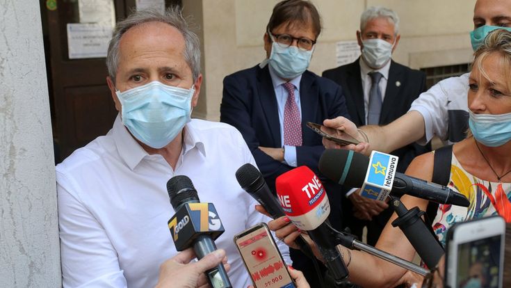Tv, politica e sparate. Il falò della vanità dei virologi superstar