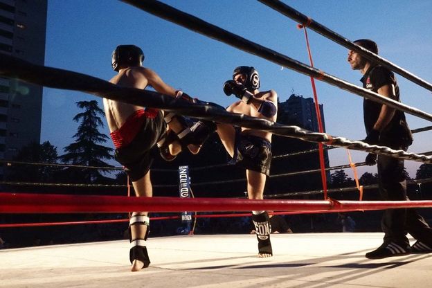 Bologna, il fascino della boxe sul ring fra i palazzoni della periferia