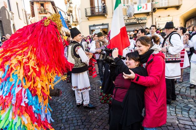 Majorette, centauri e abiti storici, cos&igrave; l'arte diventa "collettiva"