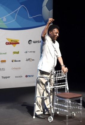 Pelè sul palco col deambulatore: ''I miei nuovi scarpini''
