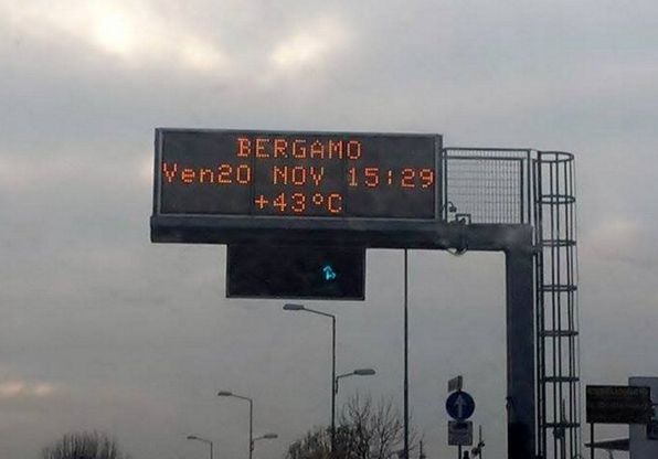 Bergamo, 40 gradi a novembre: ironia su Fb per il tabellone in tilt