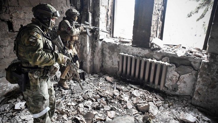 Mariupol, l'ora del corpo a corpo tra fughe notturne e rifornimenti segreti