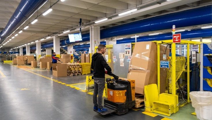 I mille stagionali delle Poste che smistano per Natale 40 mila pacchi al giorno