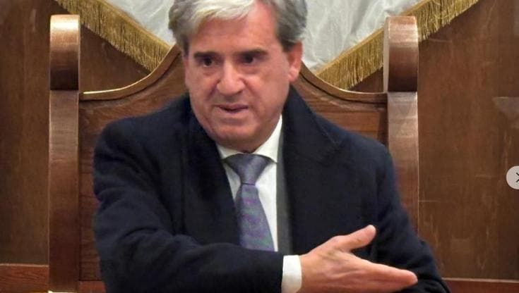 Aggredito Carmine Siano, sindaco nel Salernitano lesioni e fratture, un dito amputato