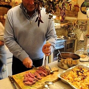 A Natale vince la tradizione, 9 italiani su 10 a casa: per il cenone si spendono 109 euro