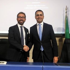 Migranti, firmato il decreto rimpatri: "Tredici Paesi sicuri. E per avere il permesso chi viene da lì dovrà dimostrare di essere in pericolo"