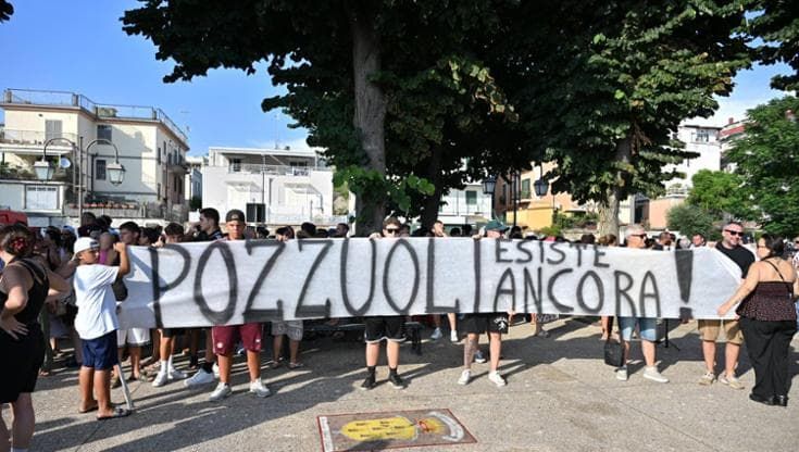 Sisma, Pozzuoli torna in piazza. “Da governo provvedimenti insufficienti”. Poi corteo fino al porto