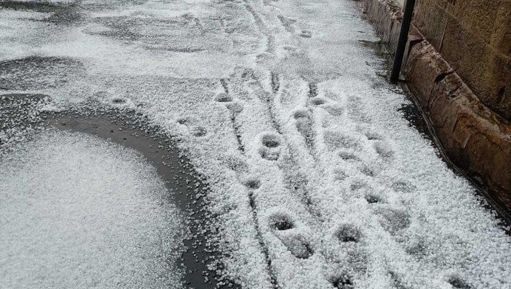 Maltempo in Toscana, grandinata a Firenze: "Bomba d'acqua". Evacuati 40 dipendenti di AT