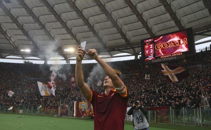 Totti show, dopo la doppietta si fa un selfie in campo
