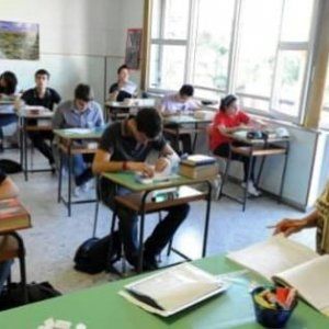 Londa, il prof ferma il sacerdote a scuola: "Qui non può benedire"