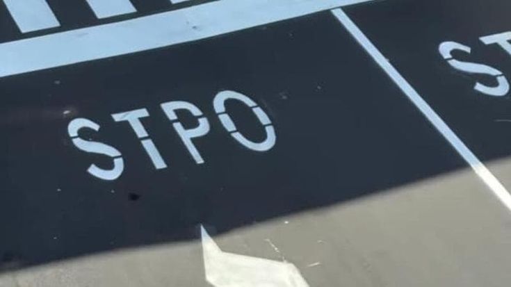 Bresso, l’errore nella segnaletica scatena i social. Il sindaco difende gli operai: “Chi fa sbaglia”