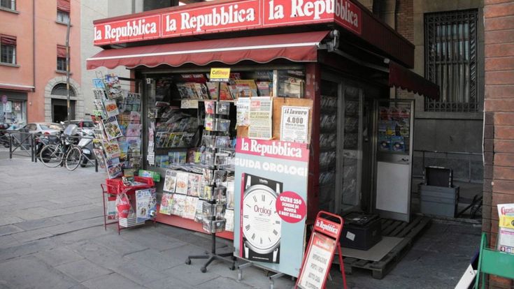 Non solo giornali e riviste, dal cibo ai certificati la nuova vita delle edicole