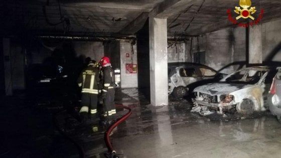 Bologna, incendio nel garage di un palazzo: appartamenti evacuati