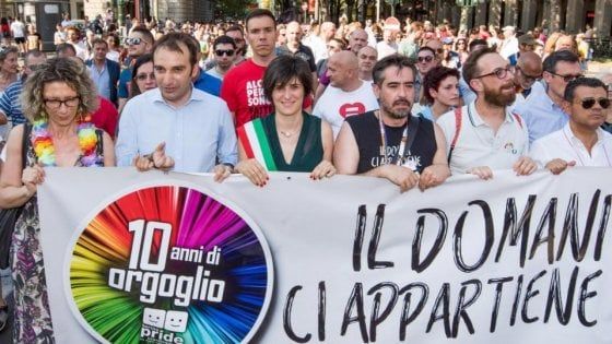 Torino, il Consiglio comunale impegna la sindaca Appendino: "Sostenga i gay russi contro la repressione"