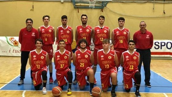 Insulti razzisti al cestista ragazzino, la squadra smette di giocare per solidarietà