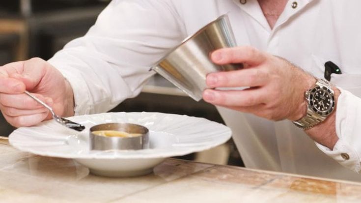 Natale al ristorante, manager e professionisti scelgono lo chef stellato (ma senza ostentazione)