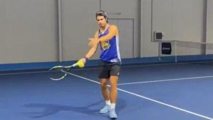 Alcaraz torna ad allenarsi per la prima volta con la racchetta nella destra: il video