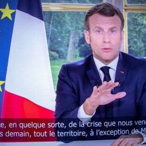 Macron risponde alla piazza: "La Francia non cancellerà nomi dalla sua Storia, né abbatterà statue"