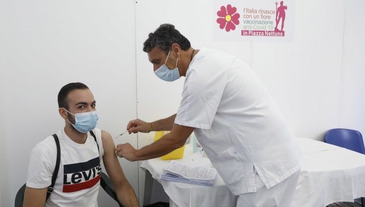 Covid, Figliuolo: tra 30 e 60 anni la metà dei senza dose. Draghi: "Grazie ai vaccini fine pandemia è vicina"