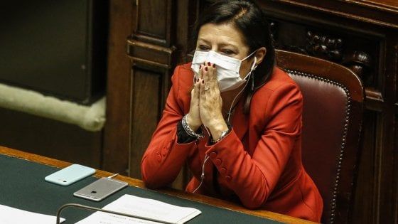 Coronavirus, De Micheli apre il tavolo su trasporti e contagi. Scontro sulla chiusura delle scuole