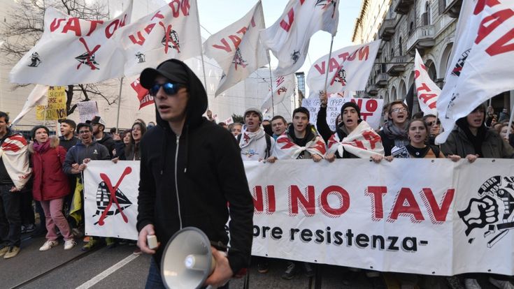 Dai centri sociali ai 5Stelle, a Torino i No Tav fanno il pieno 