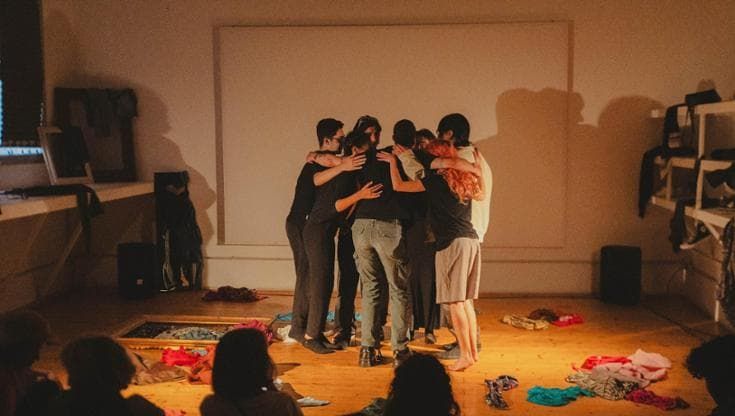 Musica e hobby, la vita degli adolescenti scorre dentro casa. “Servono luoghi pensati per loro”