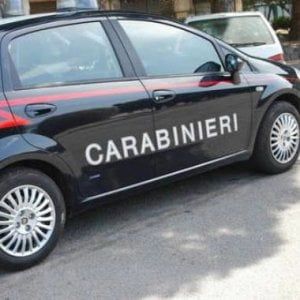 Reggio Emilia, picchia la madre e minaccia i carabinieri