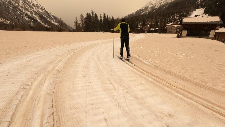 Neve rosa sulle montagne, spiagge piene al sud. Effetto della sabbia portata dallo scirocco. Ma da stanotte è di nuovo maltempo